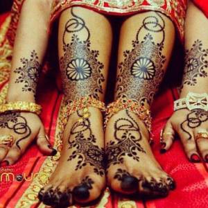 A Somali woman with henna designs on her hands, feet and nails. In the Horn, henna is used on a weekly basis for cosmetic decoration, with more elaborate designs reserved for special occasions.